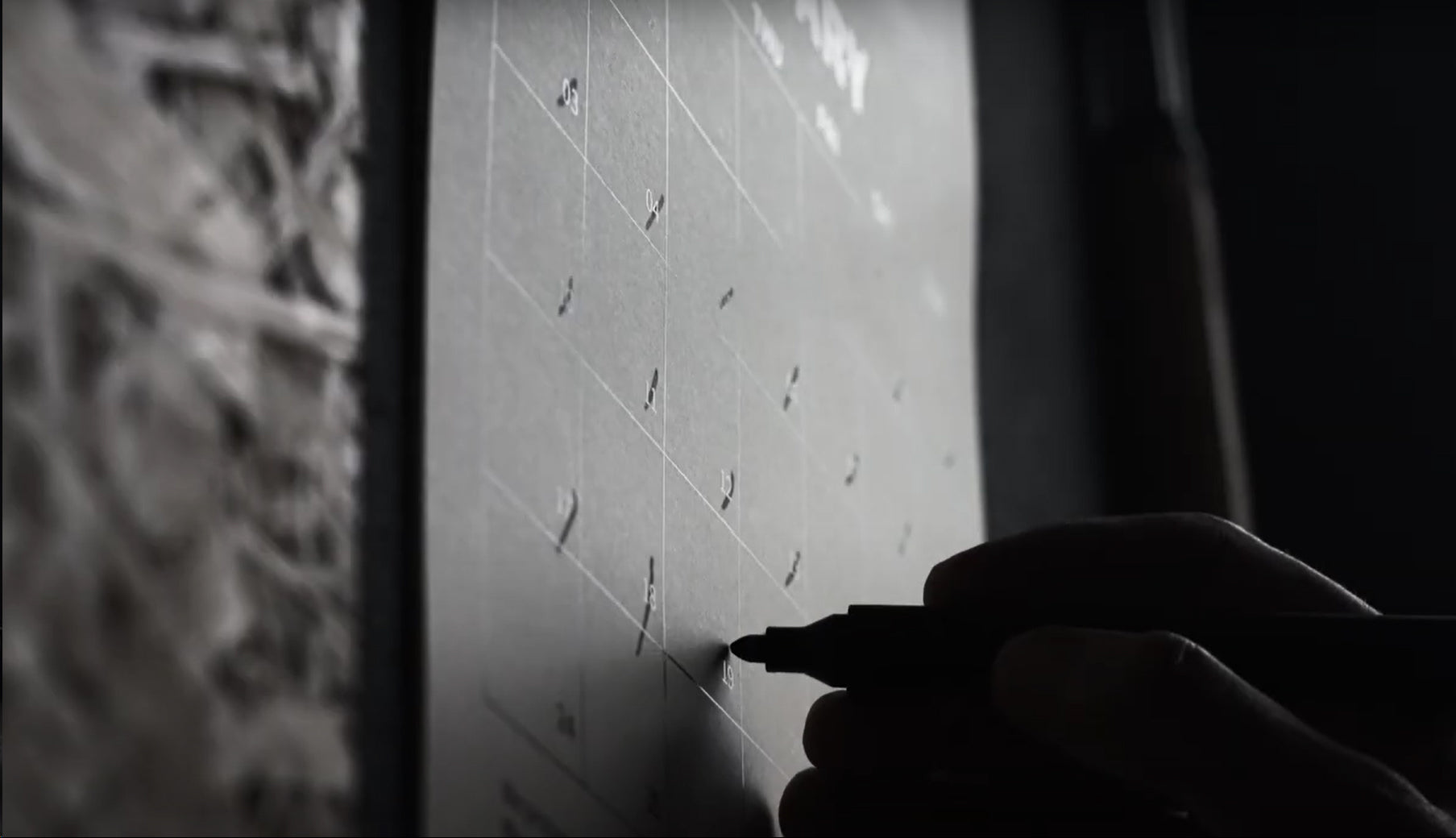 Carregar vídeo: The video begins with a February calendar. It&#39;s raining. The days up to the 19th are crossed out - a sad precautionary routine. Between the drizzly days, it reads: ‘Owners protect their classic cars...from rainy days...’ On the 20th, the sun finally shines. The calendar remains the same - that day is not crossed off. There is no movement. Just the sound of a classic engine starting. The message concludes: ‘...the Autentici Durum Umbra protects them on sunny days.’ This video combines common sense with Autentici® technical expertise. We know that many owners protect their classics from humidity and rain, but few recognise the silent impact that the sun has on interior materials - leather, wood, bakelite, fabric, plastic... The Durum Umbra responds with elegance and precision - a windscreen shade designed in detail for each classic car. Because we can only protect what we deeply know. Autentici Durum Umbra As useful as it is elegant.#Autentici #DurumUmbra #classiccars #SunProtection #ClassicsWithStyle #DesignAutomobile