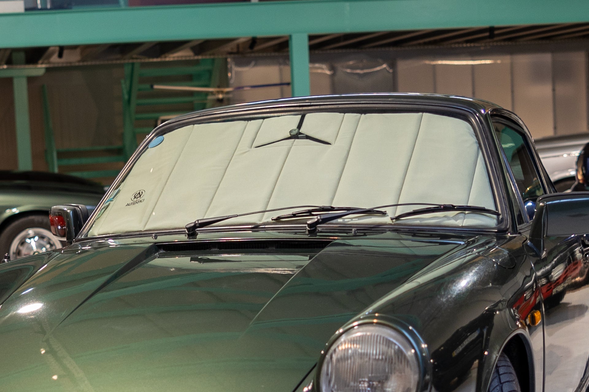 Classic car equipped with a premium Autentici sunshade, showcasing a seamless fit and luxury protection for vintage vehicles.  Autentici sun shade for car windshield. Protetor solar para para-brisas de automóvel clássico.