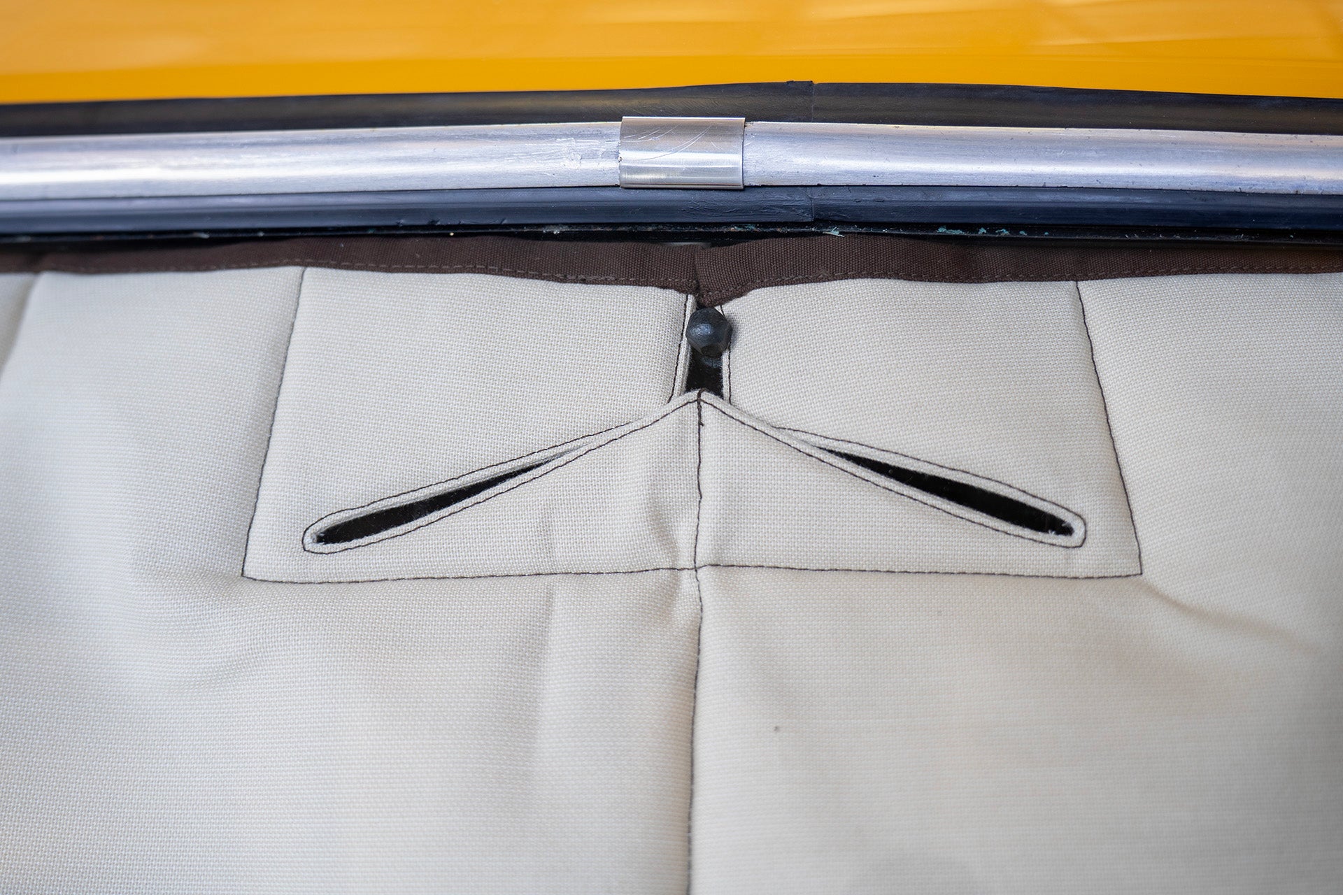 Detail of a premium car sunshade with precision-stitched openings for the rearview mirror, showcasing tailored design and functionality for classic cars. Autentici sun shade for car windshield. Protetor solar para para-brisas de automóvel clássico.