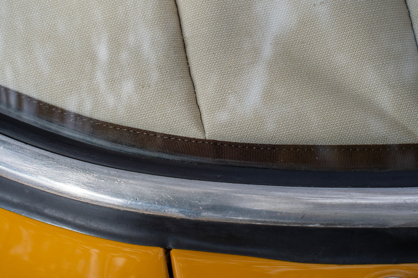 Close-up detail of a premium car sunshade's edge, featuring precise stitching and secure fit on a classic car windshield.Autentici sun shade for car windshield. Protetor solar para para-brisas de automóvel clássico.