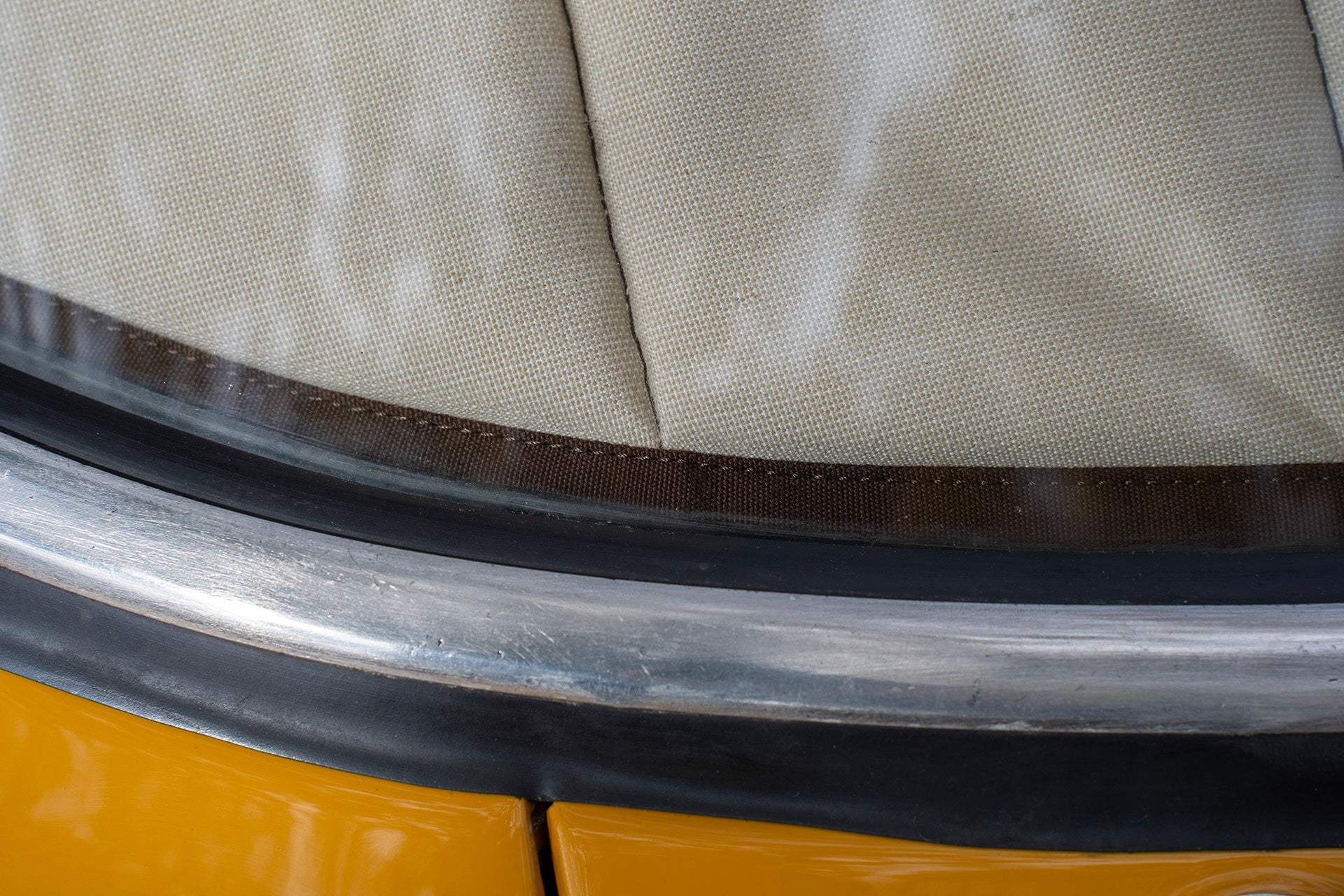 Close-up detail of a premium car sunshade's edge, featuring precise stitching and secure fit on a classic car windshield.Autentici sun shade for car windshield. Protetor solar para para-brisas de automóvel clássico.